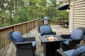 Outdoor dining - Secluded lake retreat with game room; near beach, boat rental, dining, and golf (Nekoosa)