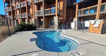 Second-floor hotel-style condo with fast WiFi, central AC, & kitchenette