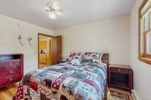 WiFi, bed sheets - Cozy wooded duplex w/ WiFi, full kitchen, shared W/D & near lakes & trails (Arkdale)