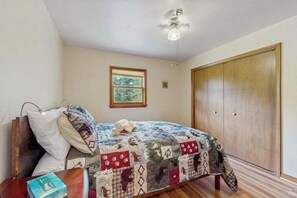 WiFi, bed sheets - Cozy wooded duplex w/ WiFi, full kitchen, shared W/D & near lakes & trails (Arkdale)