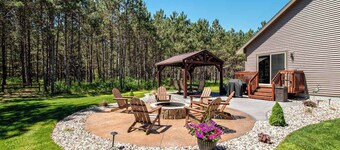 Modern cabin with fast WiFi, firepit, pergola, W/D, & central AC
