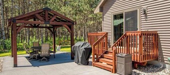 Modern cabin with fast WiFi, firepit, pergola, W/D, & central AC