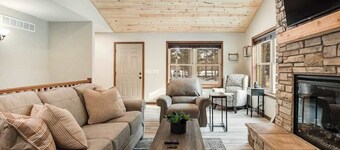 Modern cabin with fast WiFi, firepit, pergola, W/D, & central AC