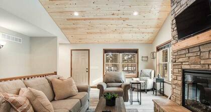 Modern cabin with fast WiFi, firepit, pergola, W/D, & central AC
