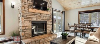 Modern cabin with fast WiFi, firepit, pergola, W/D, & central AC