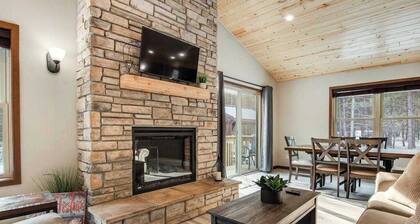 Modern cabin with fast WiFi, firepit, pergola, W/D, & central AC