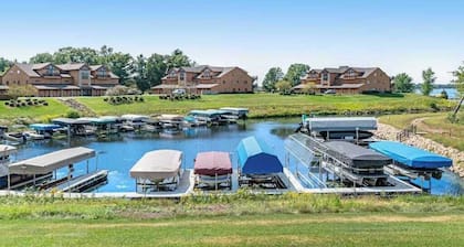 Condo with access to Golf, Pool, Hot tub, Lake access, & Resort Amenities