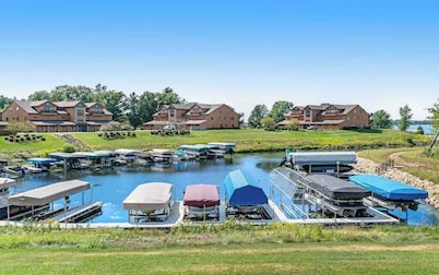 Condo with access to Golf, Pool, Hot tub, Lake access, & Resort Amenities