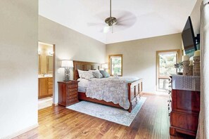 WiFi, bed sheets - Stunning home w/ hot tub, wet bar, theater room, pool table, near golf & lakes (Arkdale)