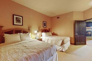 Iron/ironing board, Internet, bed sheets - Homey condo near skiing with on-site golf, fireplace, & central AC (Wisconsin Dells)