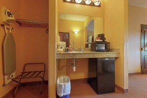 Interior - Inviting studio near skiing with on-site golf, central AC, balcony, & free WiFi (Wisconsin Dells)