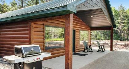 Modern dog-friendly cabin w/hot tub, gas fireplace, patio, grill, & washer/dryer