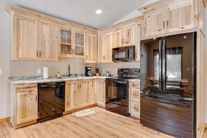 Fridge, microwave, oven, stovetop - Modern dog-friendly cabin with hot tub, gas fireplace, patio, grill, & washer/dryer (Conover)