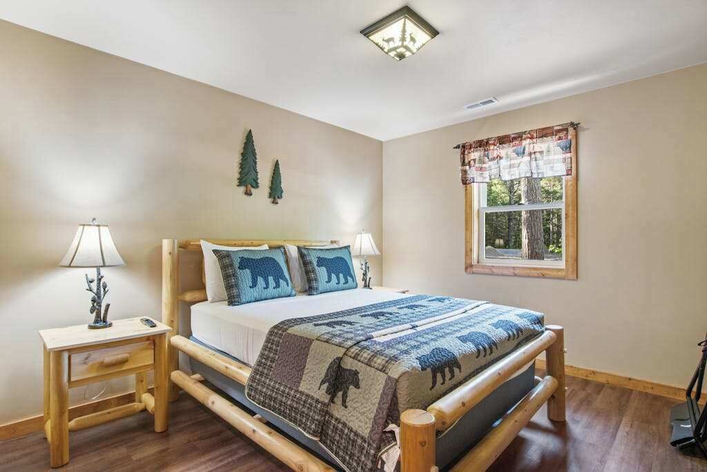 Tabla de planchar con plancha, internet y ropa de cama 