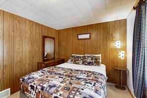 Internet, bed sheets - Dog-Friendly Retreat Near Trails & Lake with Full Kitchen, Central AC, & WiFi (Eagle River)