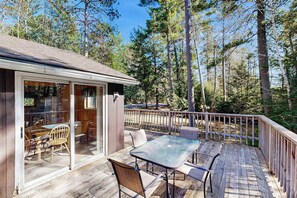 Outdoor dining - Dog-Friendly Retreat Near Trails & Lake with Full Kitchen, Central AC, & WiFi (Eagle River)