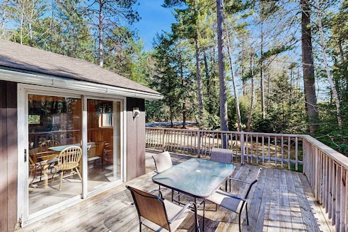 Dog-Friendly Retreat Near Trails & Lake with Full Kitchen, Central AC, & WiFi