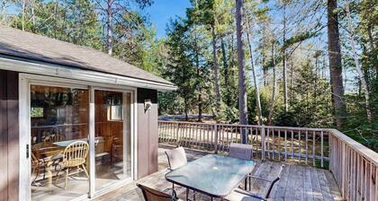 Dog-Friendly Retreat Near Trails & Lake with Full Kitchen, Central AC, & WiFi