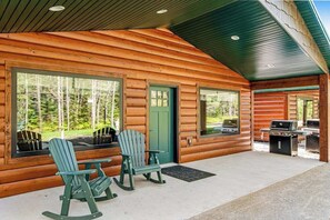 Terrace/patio - Charming dog-friendly cabin with hot tub, fireplace, patio, grill, & central AC (Conover)