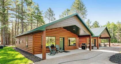 Charming dog-friendly cabin with hot tub, fireplace, patio, grill, & central AC