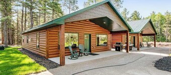 Charming dog-friendly cabin with hot tub, fireplace, patio, grill, & central AC
