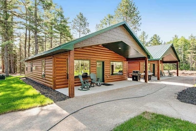 Charming dog-friendly cabin with hot tub, fireplace, patio, grill, & central AC