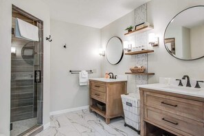 Douche, sèche-cheveux, serviettes fournies