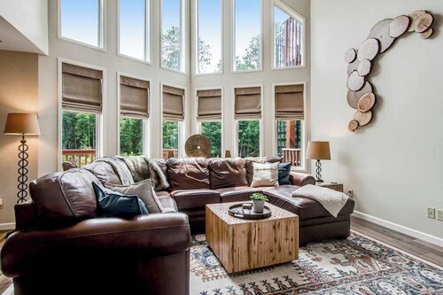 Newly-built condo on Duck Lake with decks, private dock, & firepit