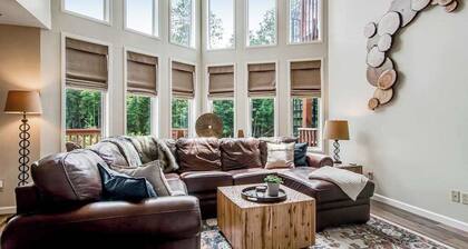 Newly-built condo on Duck Lake with decks, private dock, & firepit