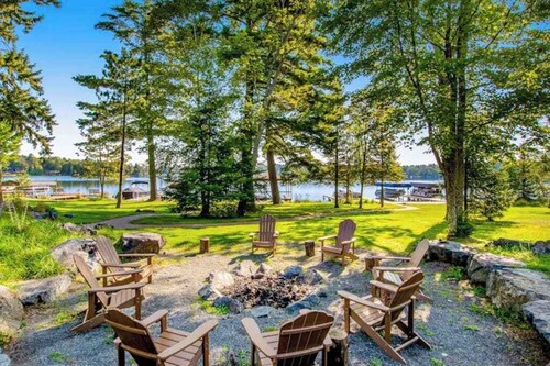 Newly-built condo on Duck Lake with decks, private dock, & firepit