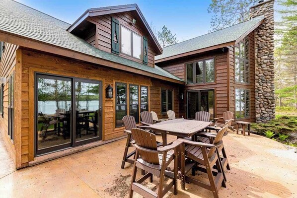 Outdoor dining - Lakefront home with game rooms, dock, kayaks, private beach, fireplace, firepit (Conover)