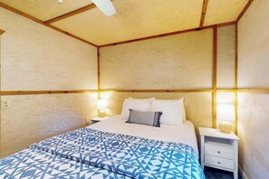 Tabla de planchar con plancha, wifi y ropa de cama 