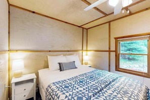Iron/ironing board, WiFi, bed sheets - Lakefront cottage w/ a dock, shared furnished patio, firepit, & a paddleboat (Eagle River)