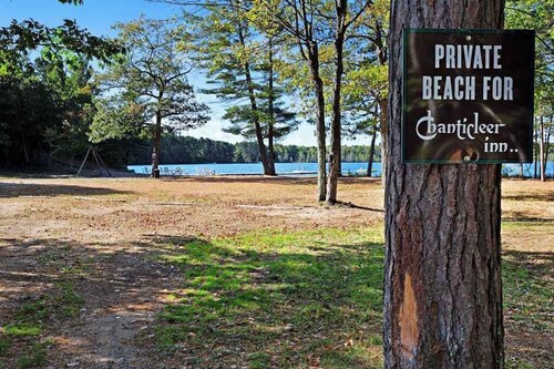 Beautiful cabin with private dock, canoe, & shared tennis/basketball - dogs OK