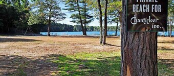 Beautiful cabin with private dock, canoe, & shared tennis/basketball - dogs OK