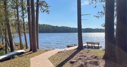Beautiful cabin with private dock, canoe, & shared tennis/basketball - dogs OK