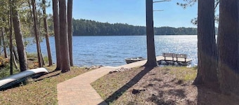 Beautiful cabin with private dock, canoe, & shared tennis/basketball - dogs OK