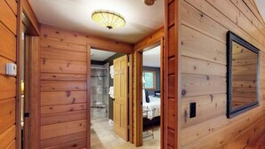 Un intérieur en bois avec un couloir menant à une salle de bain et à une chambre.
