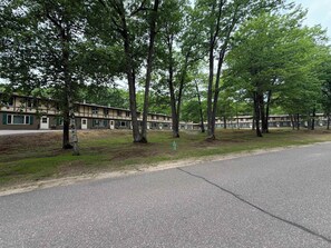 En række motelbygninger med en asfalteret vej foran.