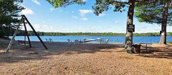 Lovely condo w/ a lake access plus shared tennis & basketball courts
