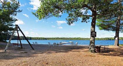 Lovely condo w/ a lake access plus shared tennis & basketball courts