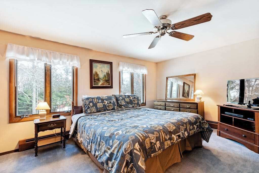 Desk, WiFi, bed sheets