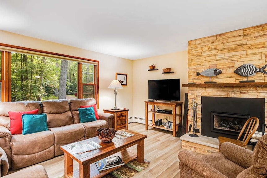 Charming Riverfront Home With A Fireplace, Dock, Washer/dryer - Close To Town - Eagle River, WI