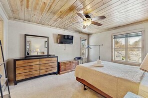 Iron/ironing board, WiFi, bed sheets - Waterfront home in great location w/ dock, fire pit, row boat & kayaks (Wisconsin Dells)