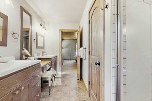 Shower, hair dryer, towels - Waterfront home in great location w/ dock, fire pit, row boat & kayaks (Wisconsin Dells)