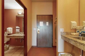 Shower, hair dryer, towels - Chula Vista hotel-style condo with fast WiFi, central AC, & kitchenette (Wisconsin Dells)