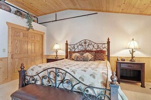 Iron/ironing board, travel cot, WiFi, bed sheets - Waterfront townhome with fireplace, private patio, & shared boat docks (Eagle River)
