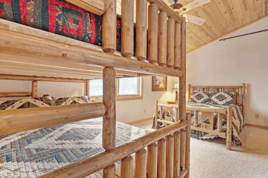 Ferros/tábuas de passar roupa, berço de viagem, Wi-Fi, roupa de cama