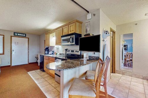 Golf-adjacent condo with balcony & arcade