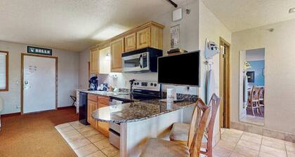Golf-adjacent condo with balcony & arcade